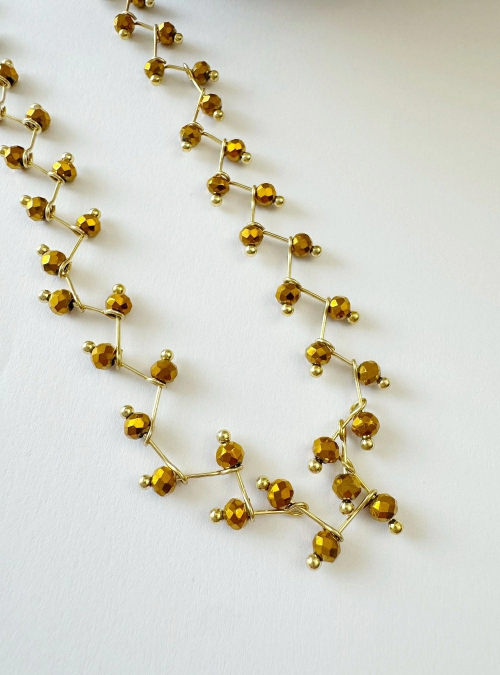 Collar cuentes zircon poliédricas