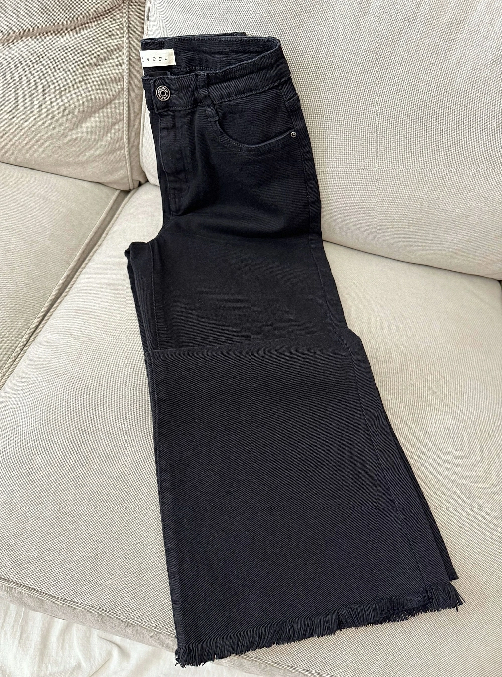 Jeans straight bajo deshilachado