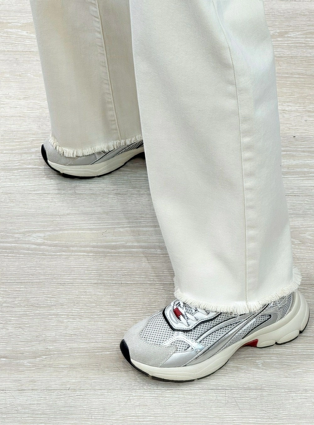 Jeans straight bajo deshilachado