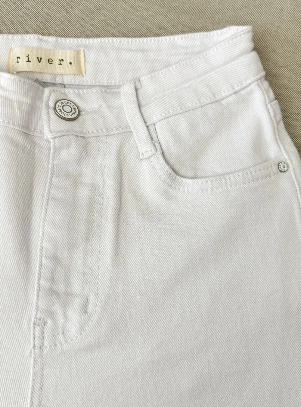 Jeans straight bajo deshilachado Jeans straight bajo deshilachado