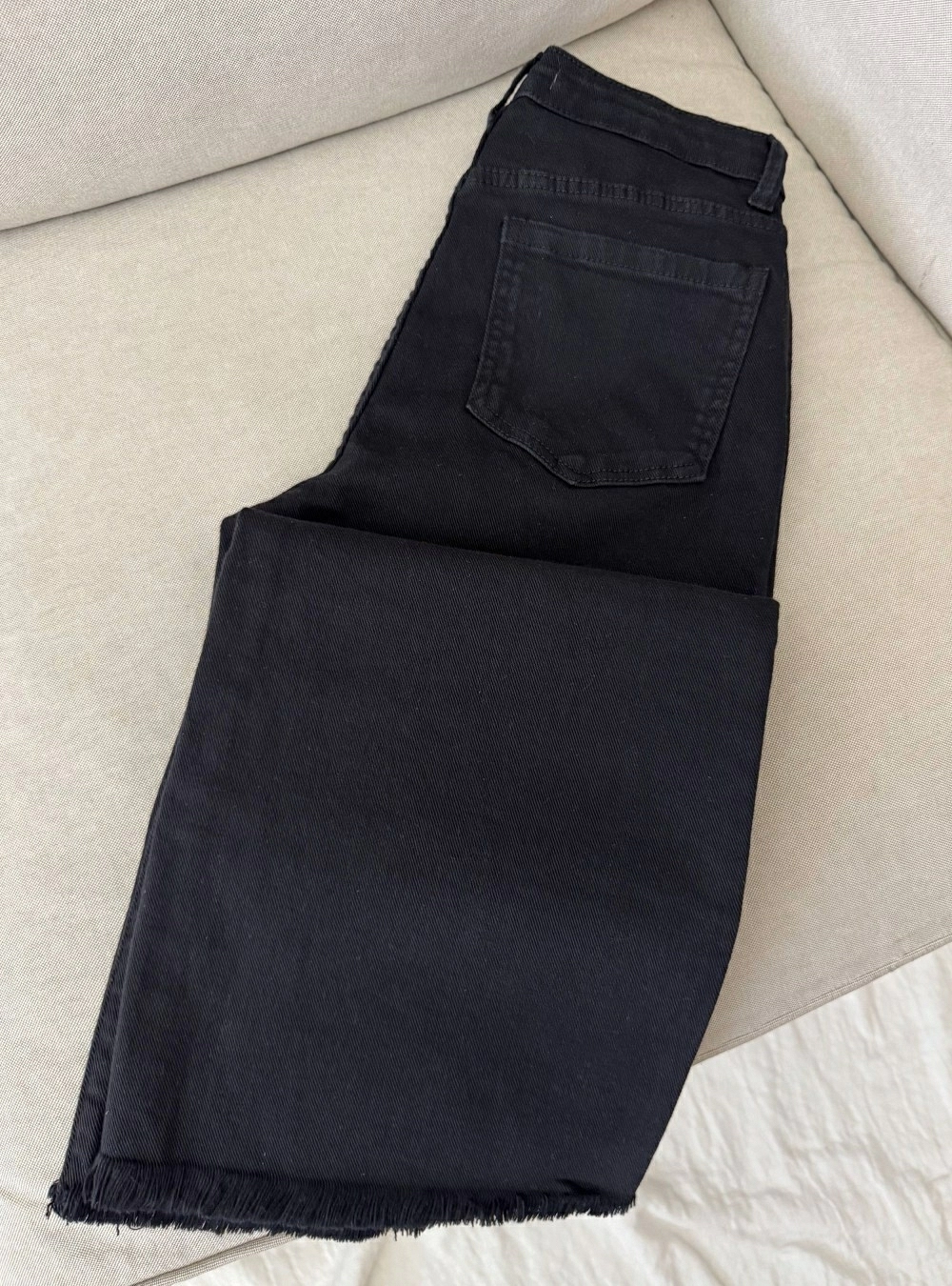 Jeans straight bajo deshilachado