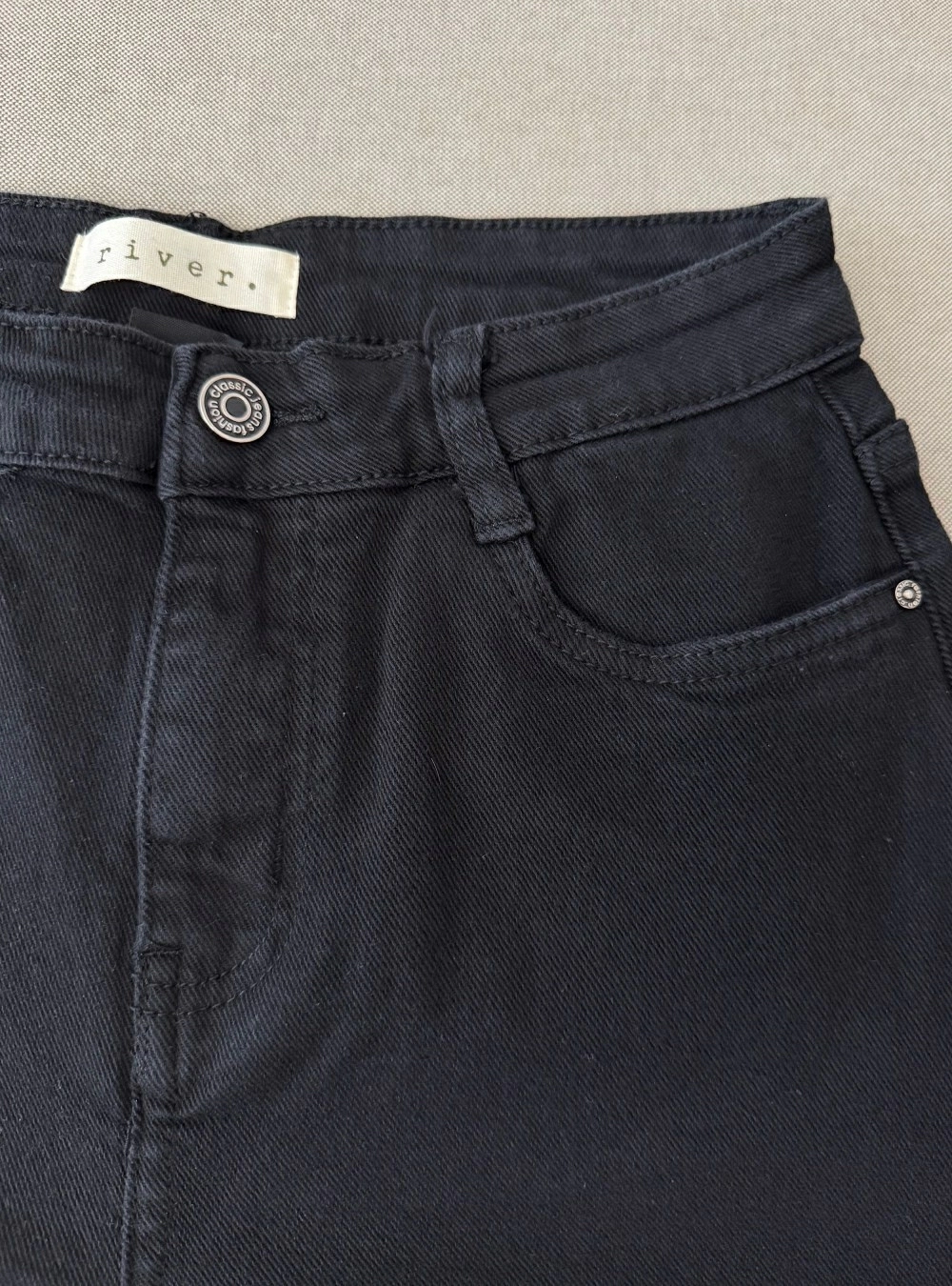 Jeans straight bajo deshilachado