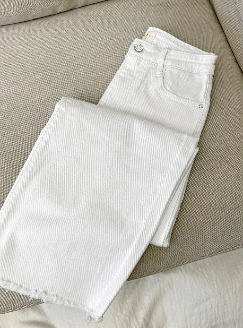 Jeans straight bajo deshilachado Jeans straight bajo deshilachado