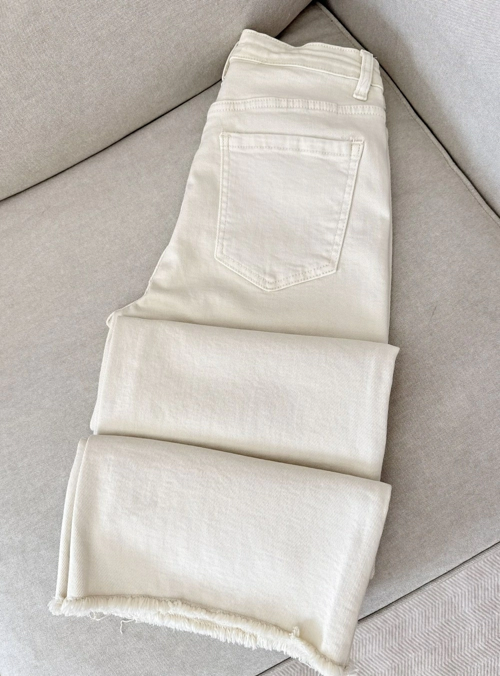 Jeans straight bajo deshilachado Jeans straight bajo deshilachado