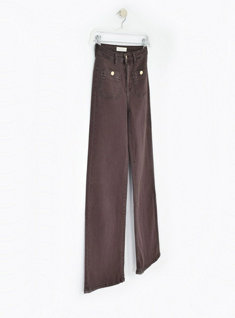 Jeans straight bolsillos parche