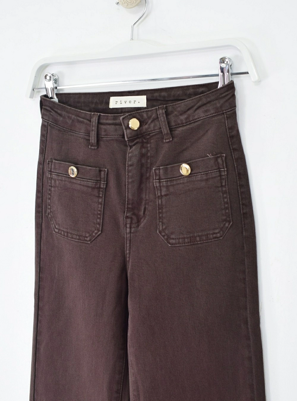 Jeans straight bolsillos parche