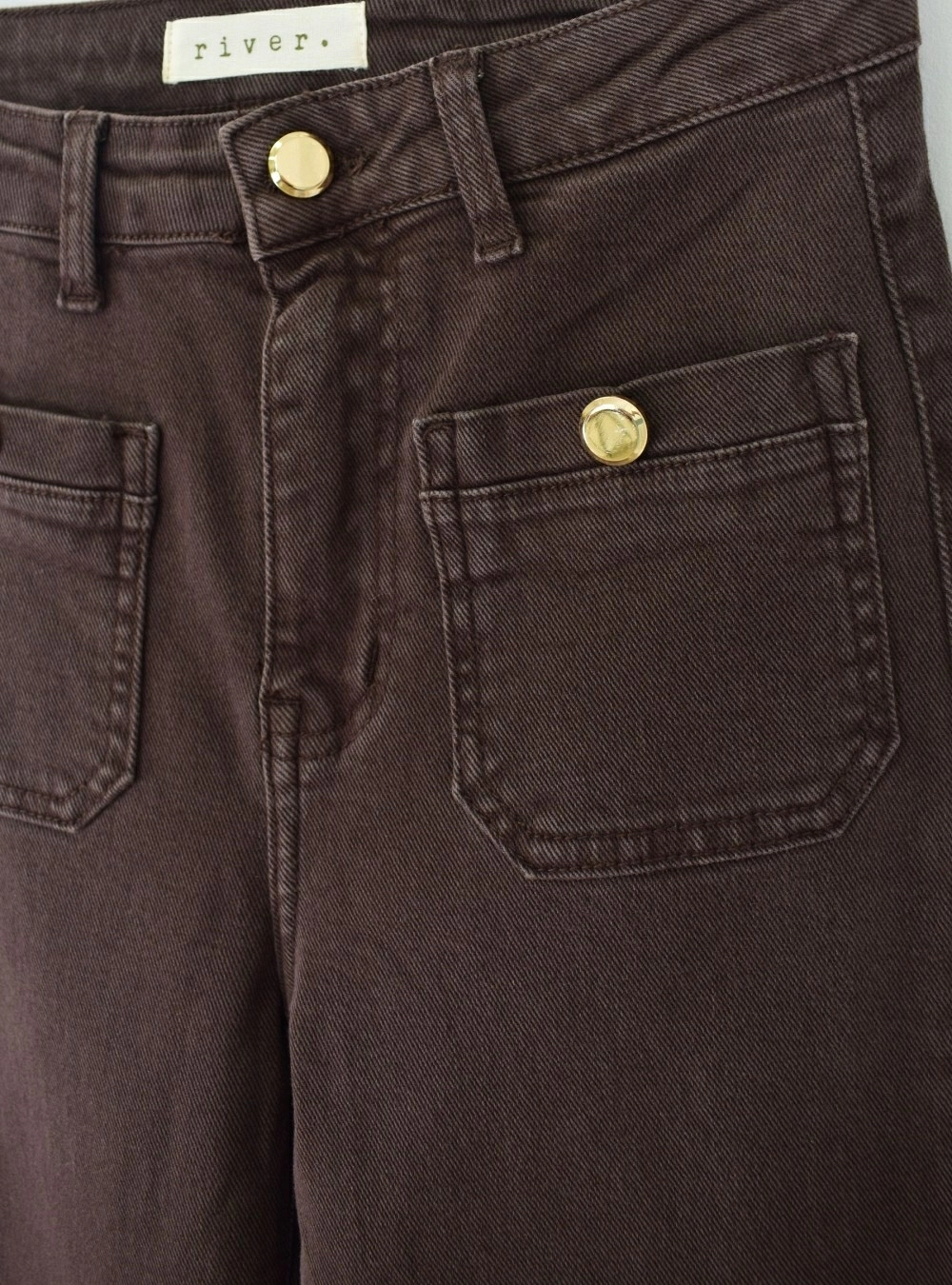 Jeans straight bolsillos parche