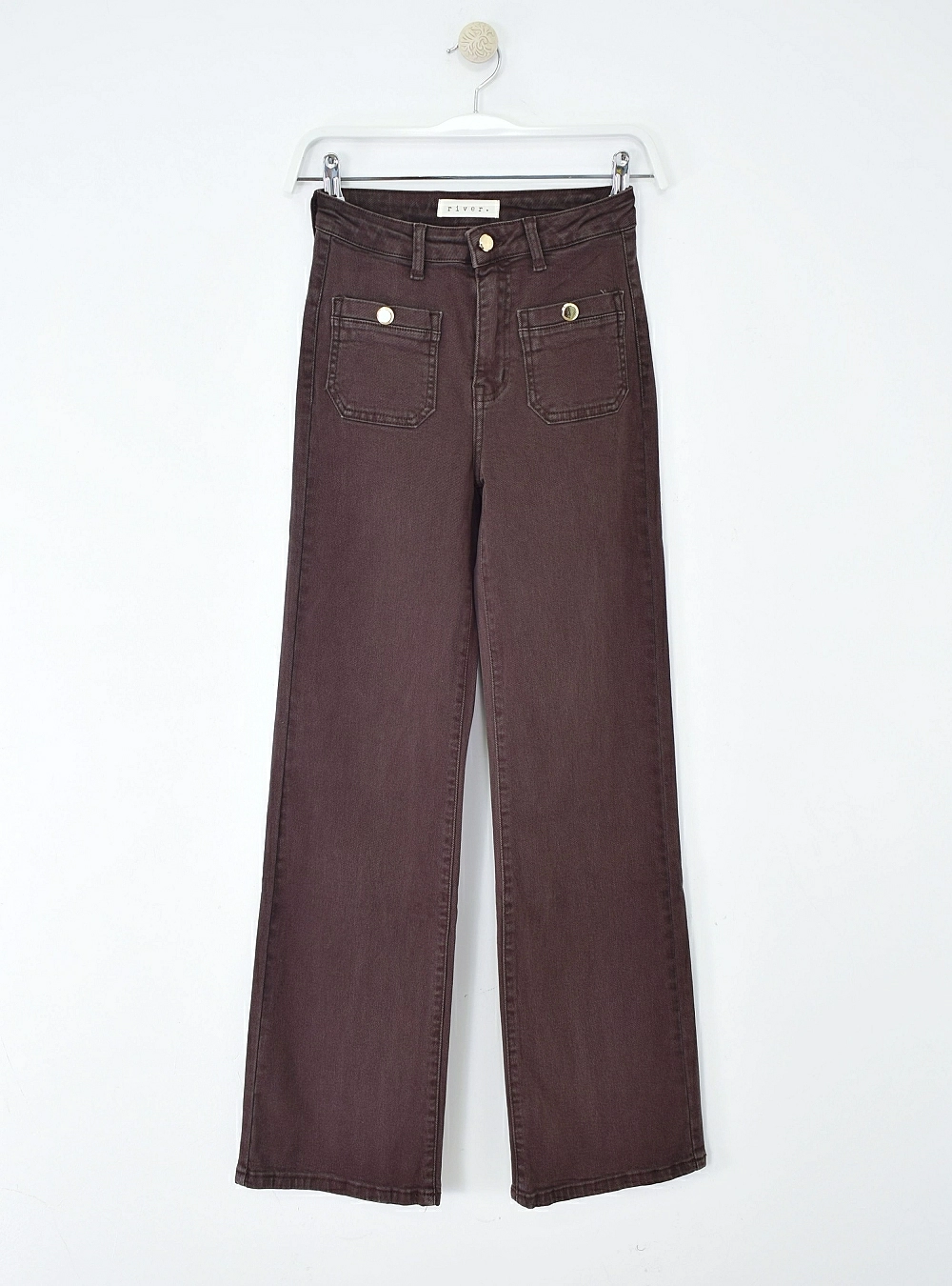 Jeans straight bolsillos parche