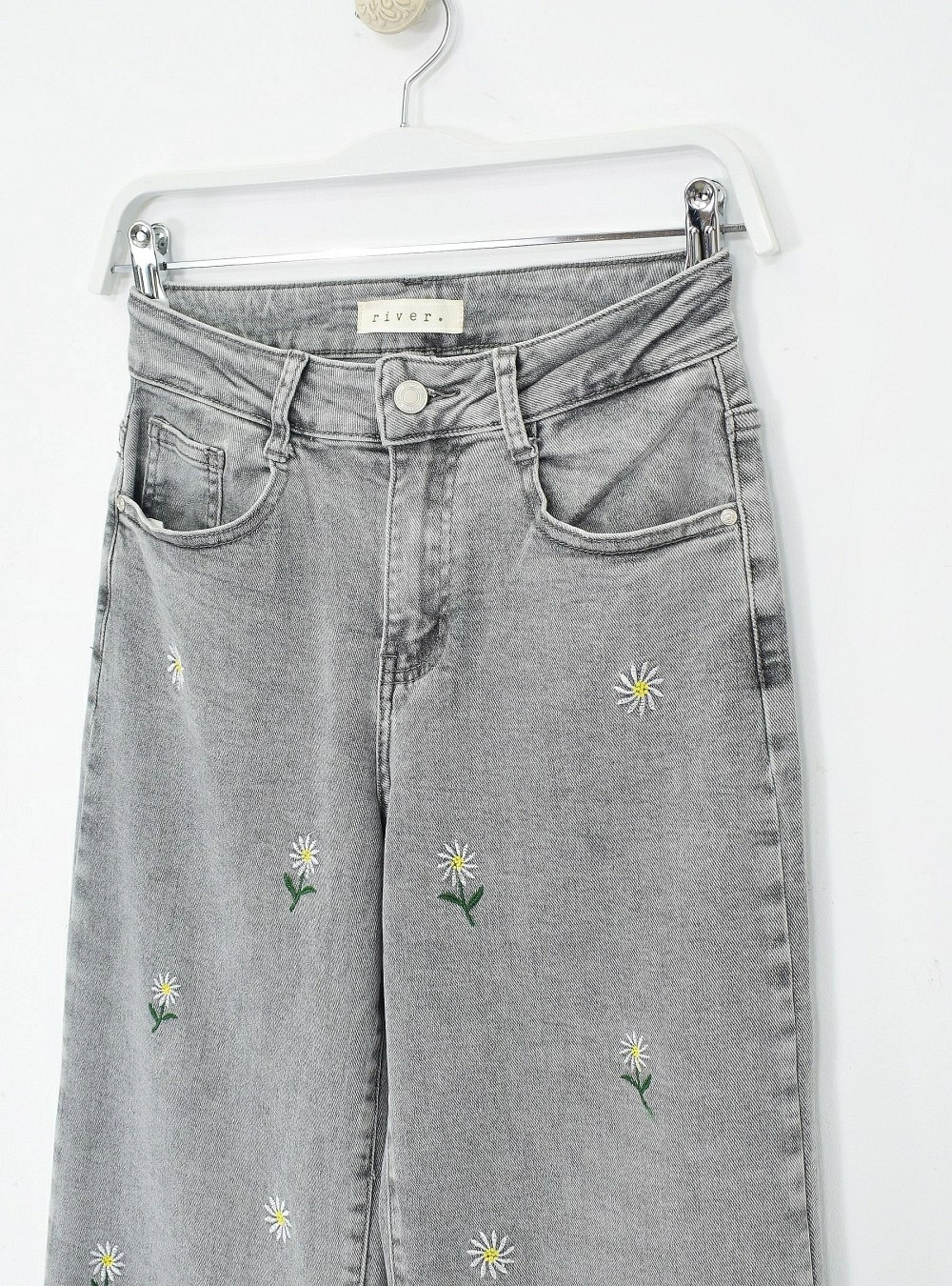 Jeans straight flores bordadas