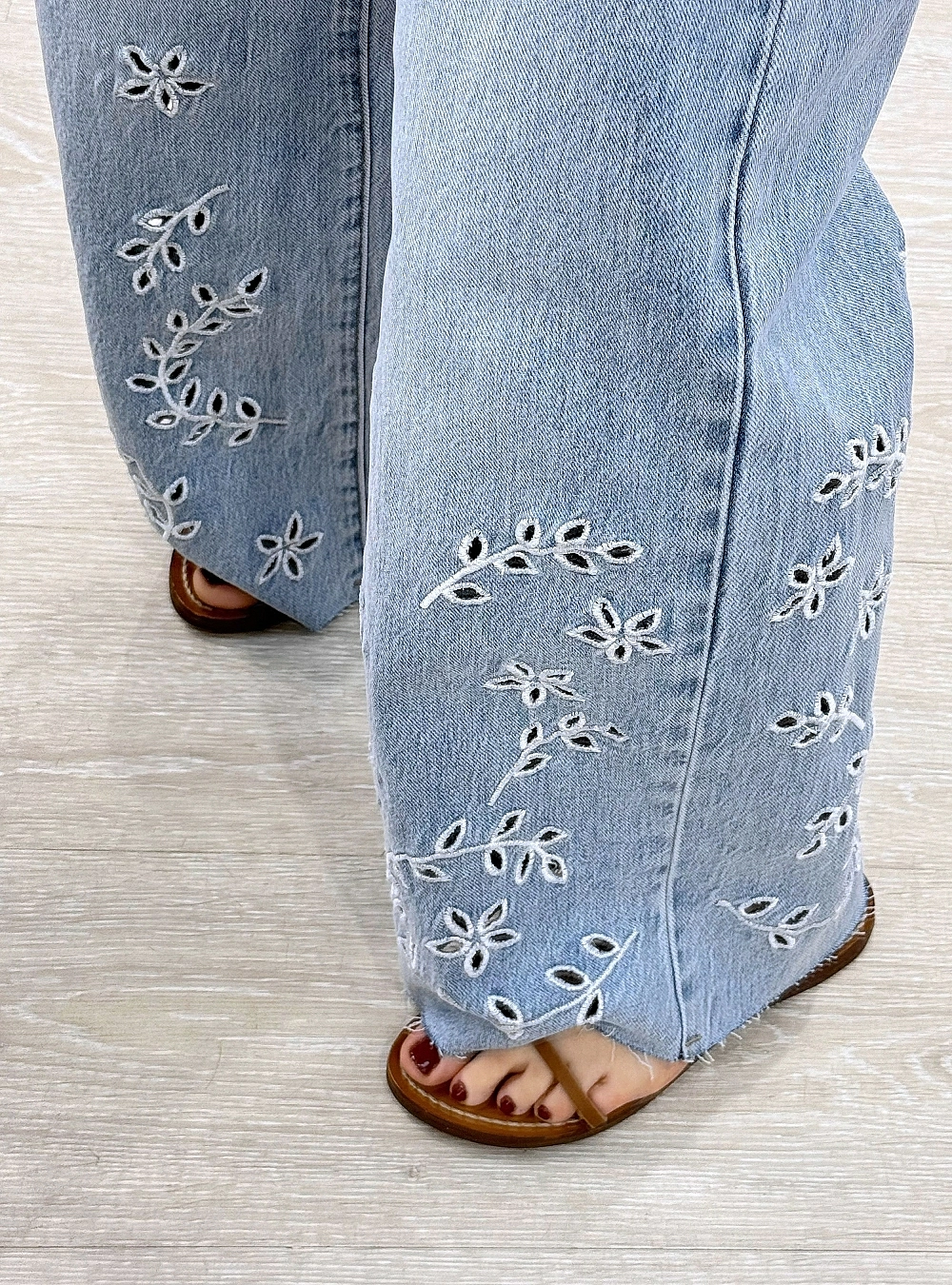 Jeans straight flores troqueladas