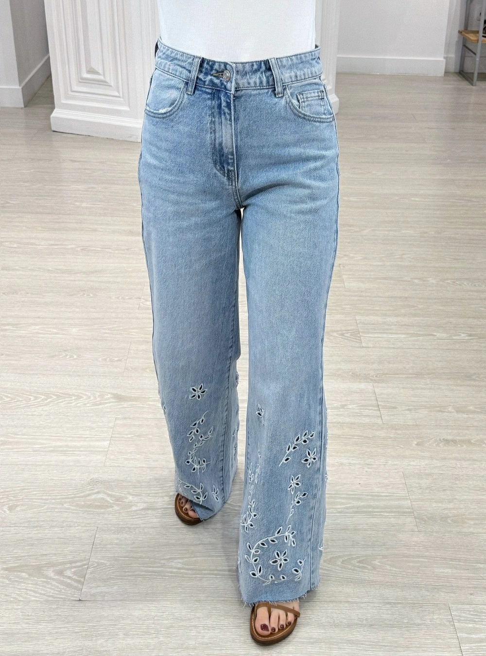 Jeans straight flores troqueladas Jeans straight flores troqueladas
