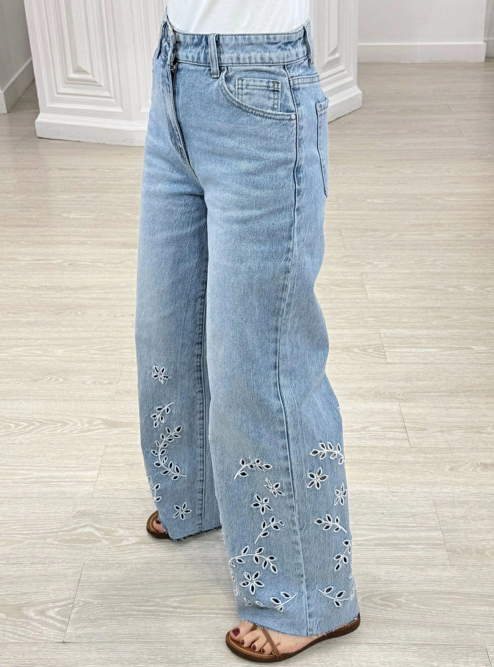 Jeans straight flores troqueladas Jeans straight flores troqueladas