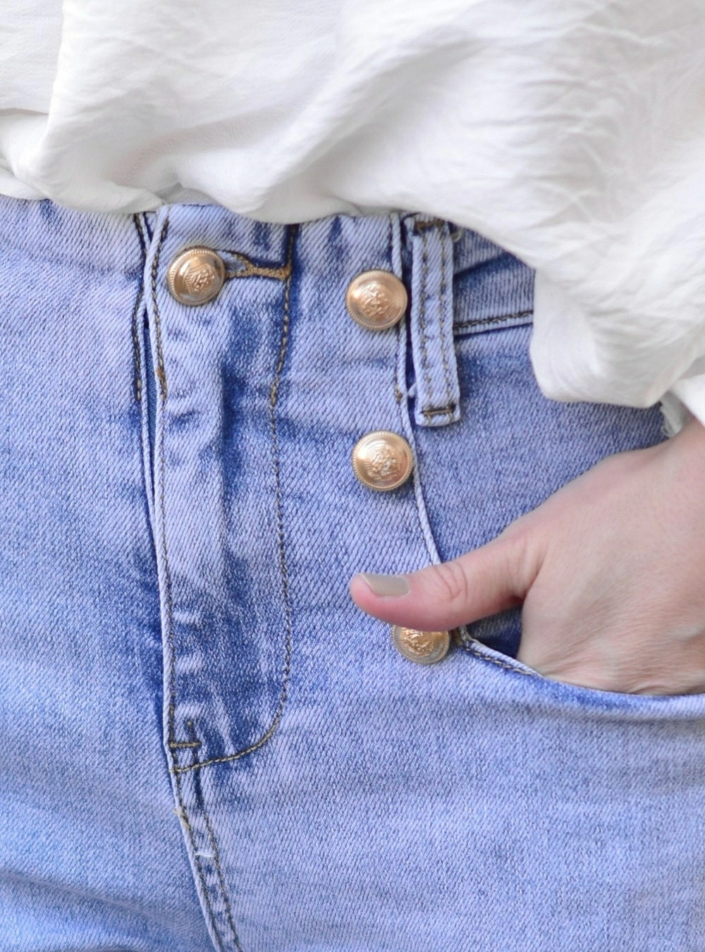 Jeans straight leg botones dorados