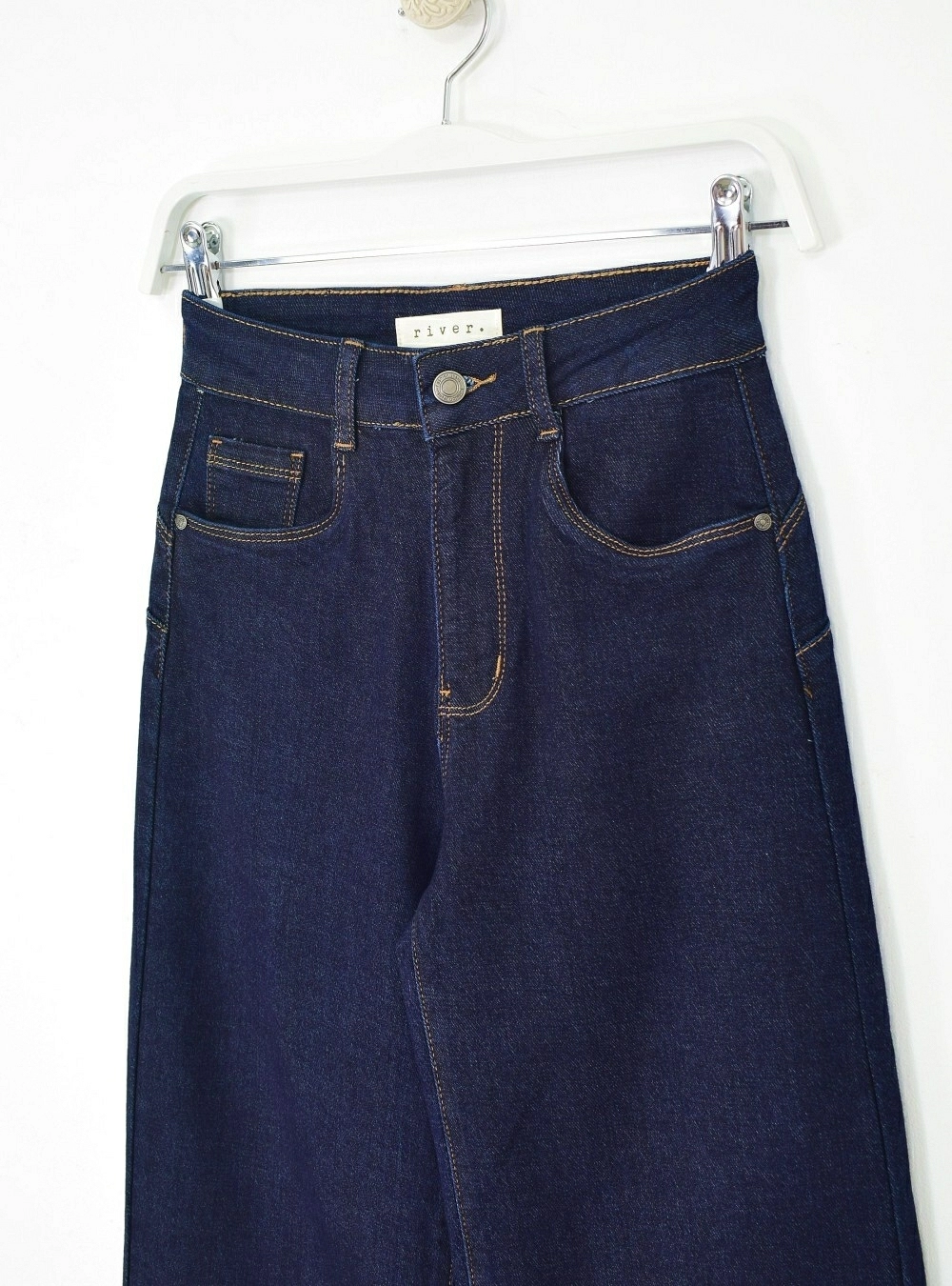 Jeans straight push up costura