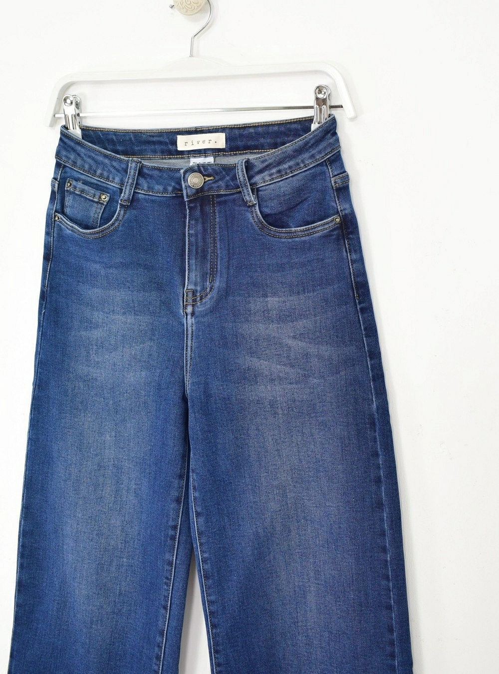 Jeans straight treads Jeans straight treads