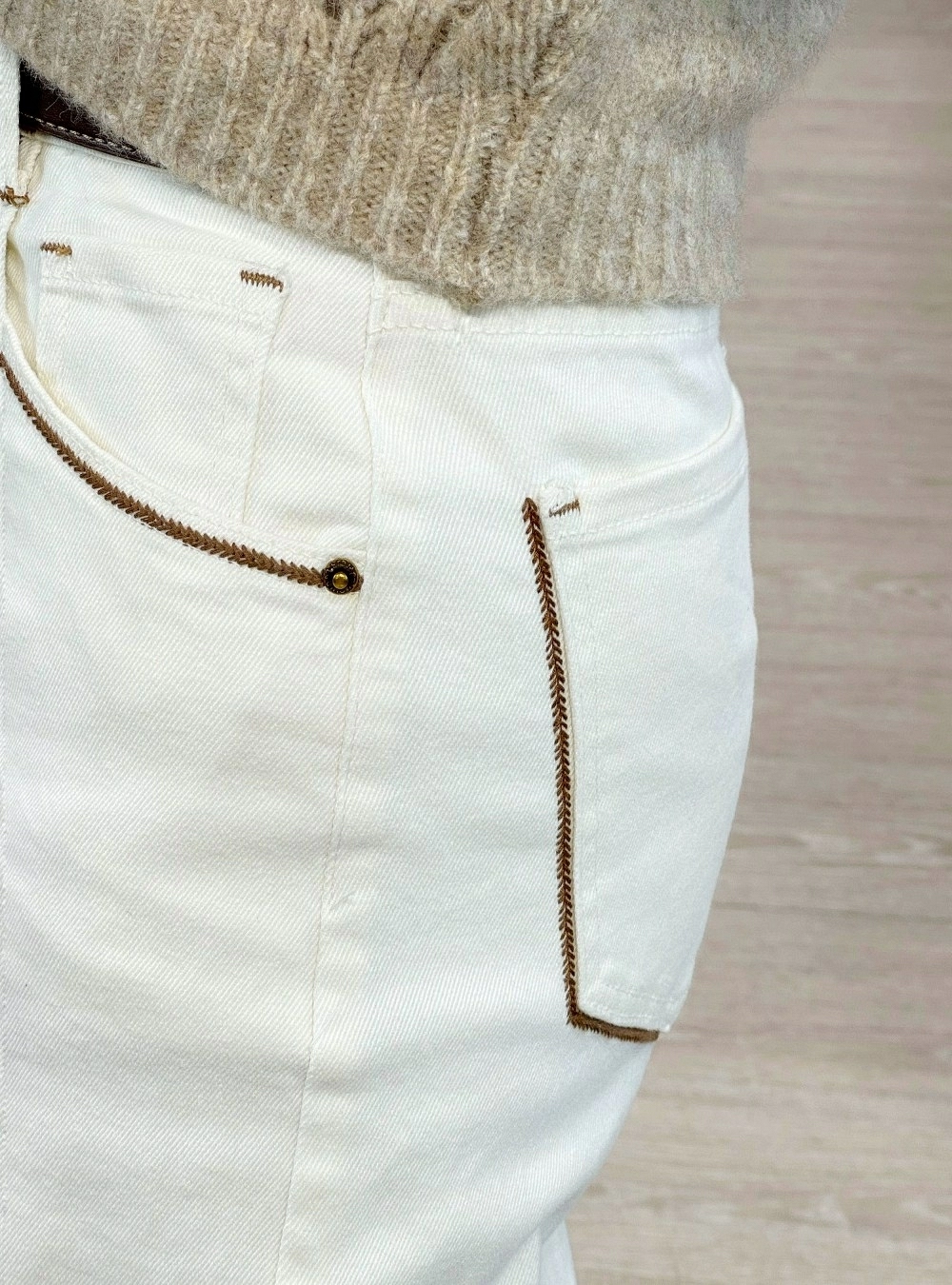 Jeans wide leg bolsillo bordado