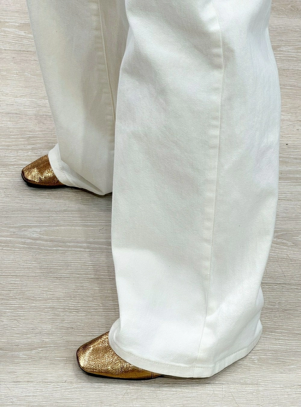 Jeans wide leg bolsillo bordado