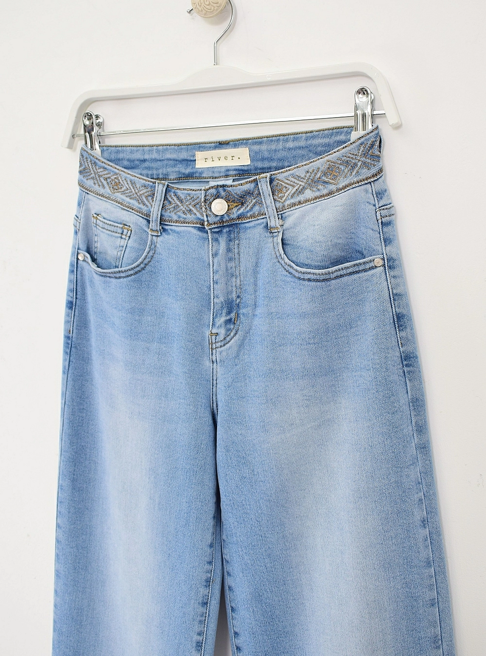 Jeans wide leg cintura bordada