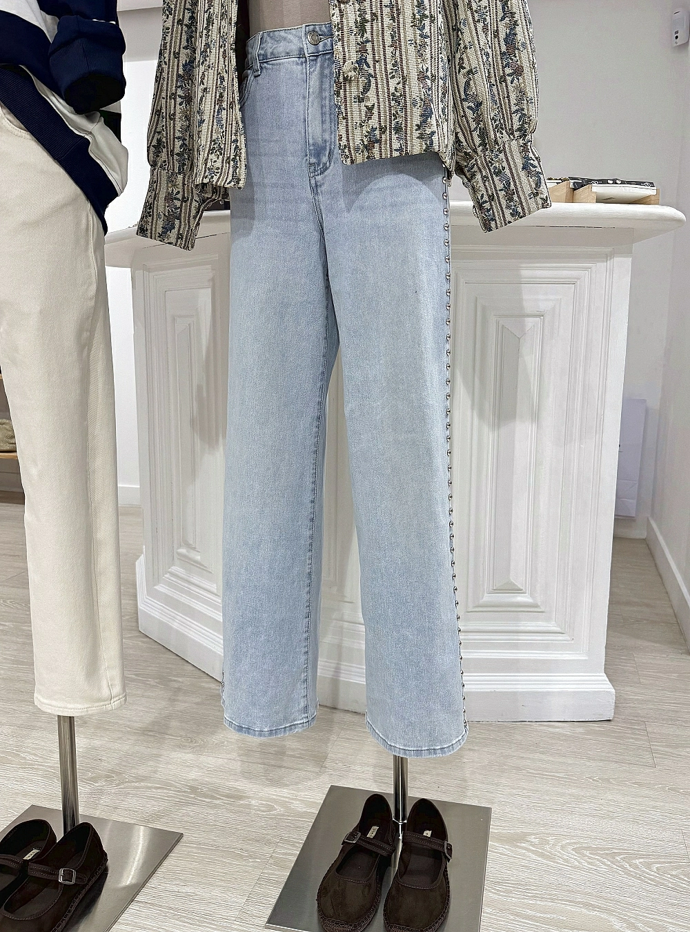 Jeans wide leg tachas esfericas