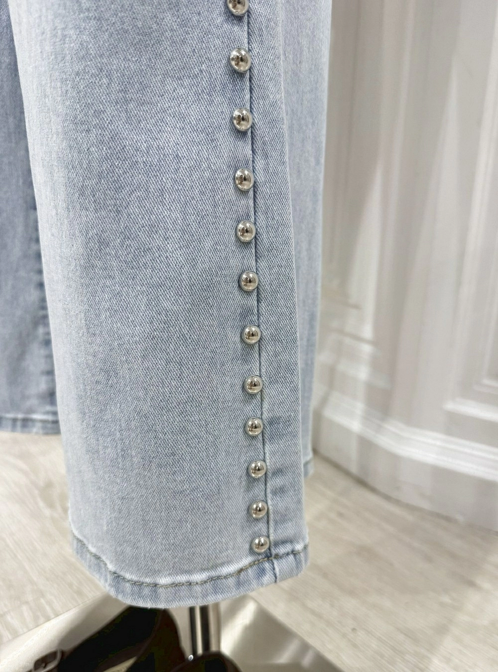 Jeans wide leg tachas esfericas