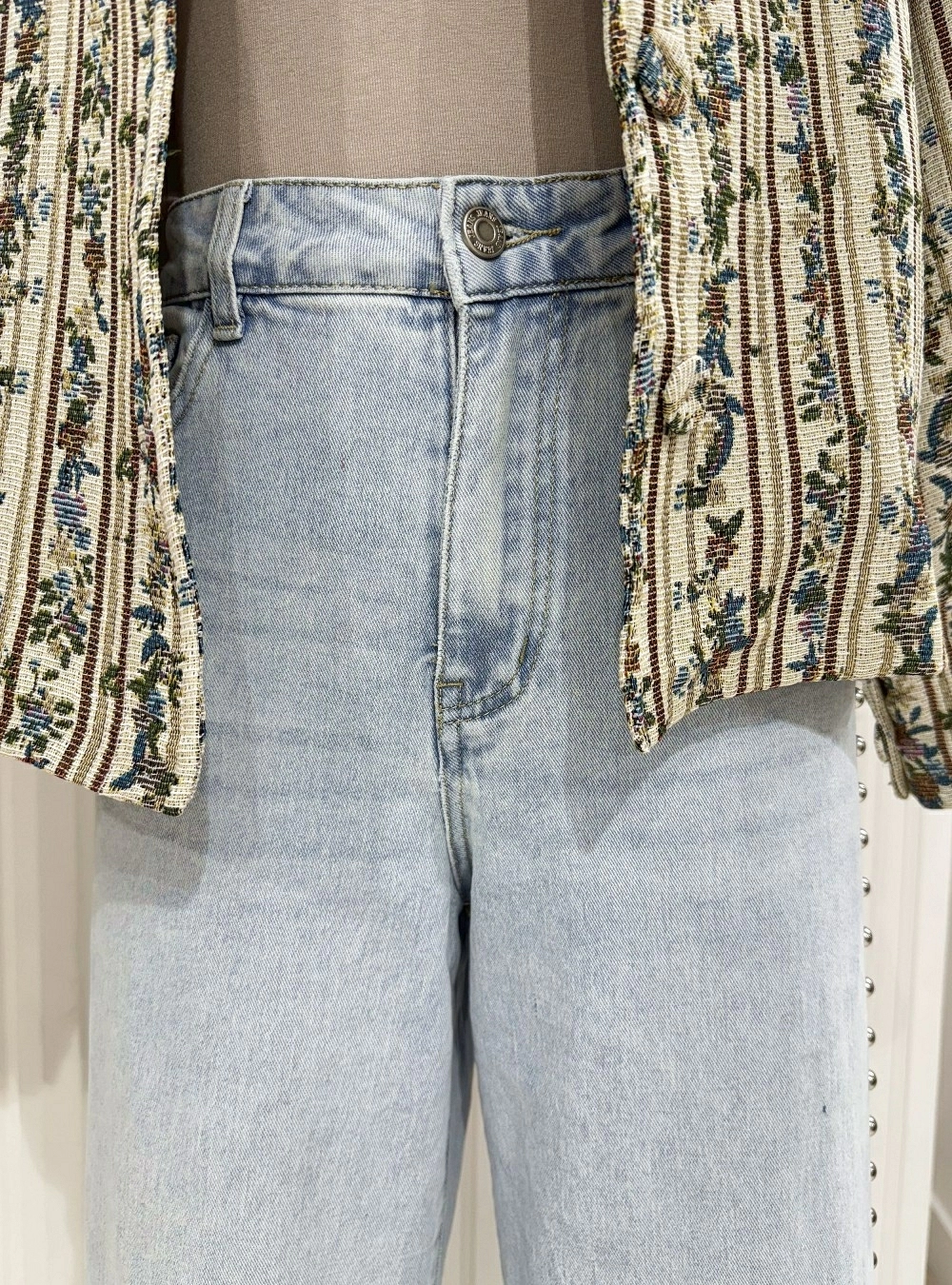 Jeans wide leg tachas esfericas