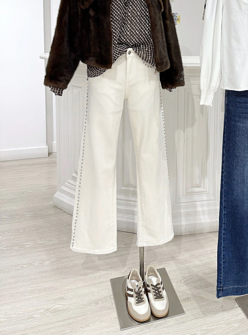 Jeans wide leg tachas laterales