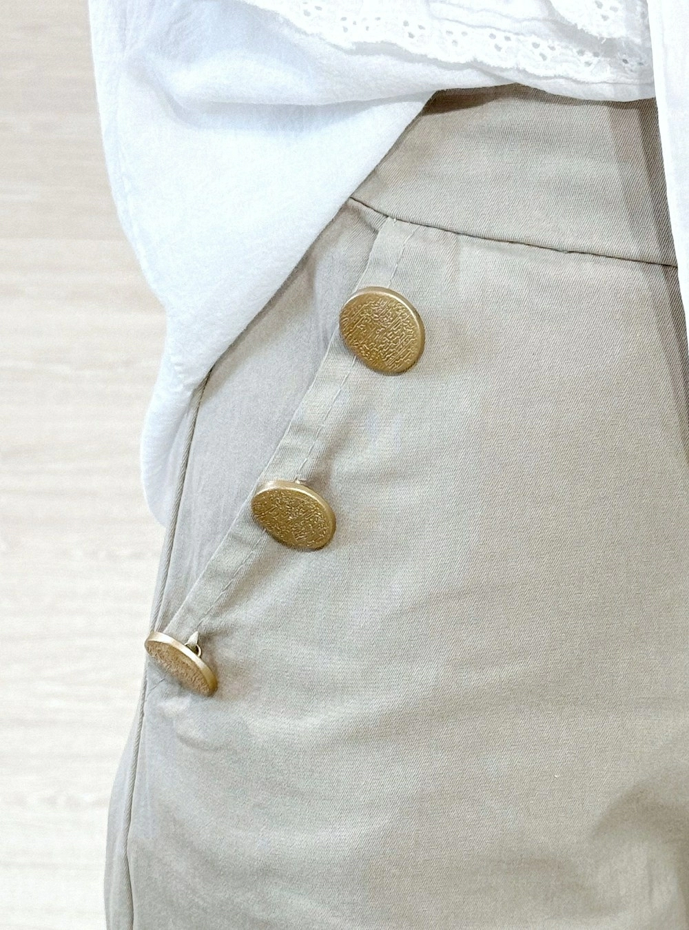 Pantalon recto botones gold