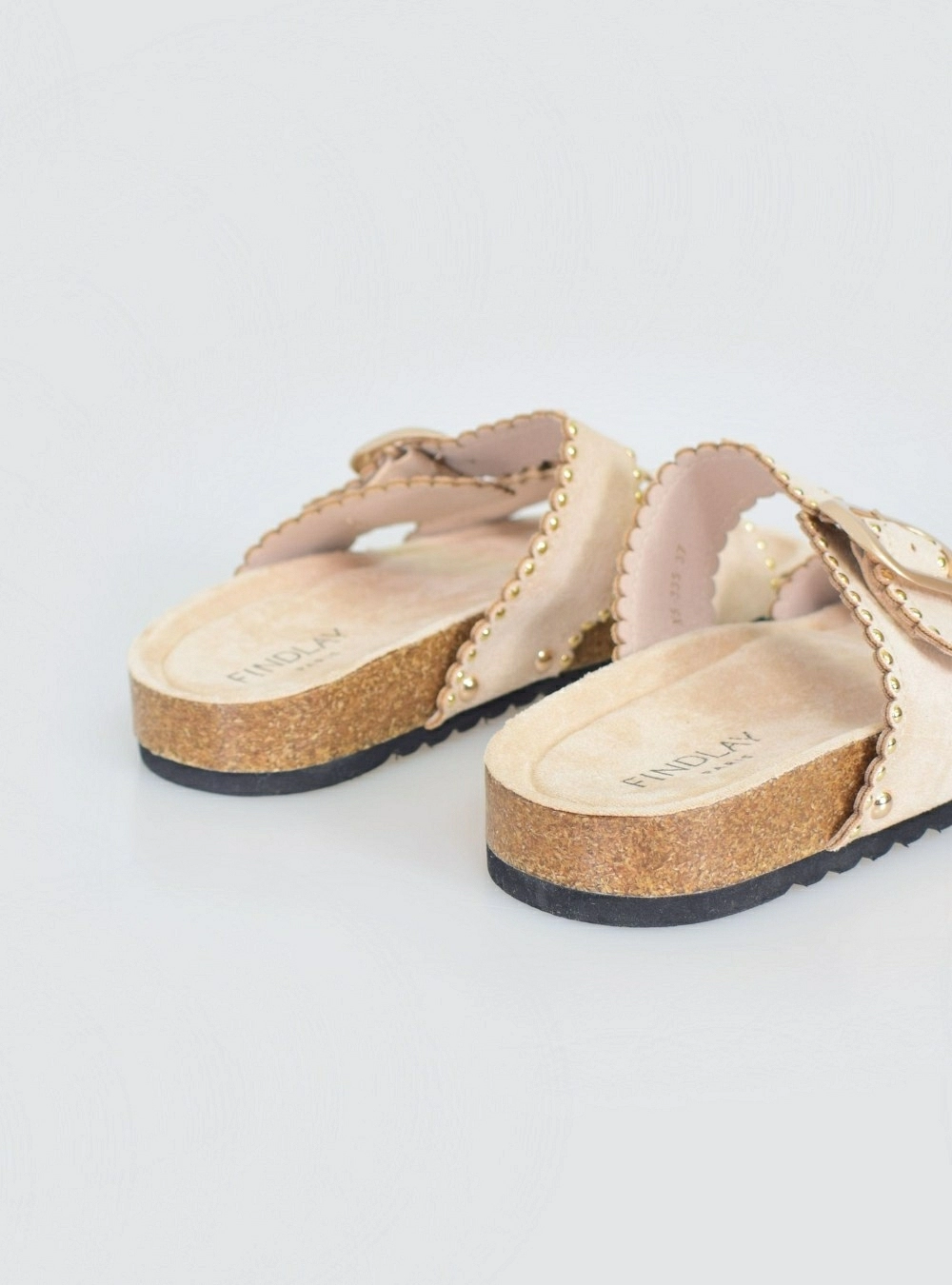 Sandalia hebillas y tachas