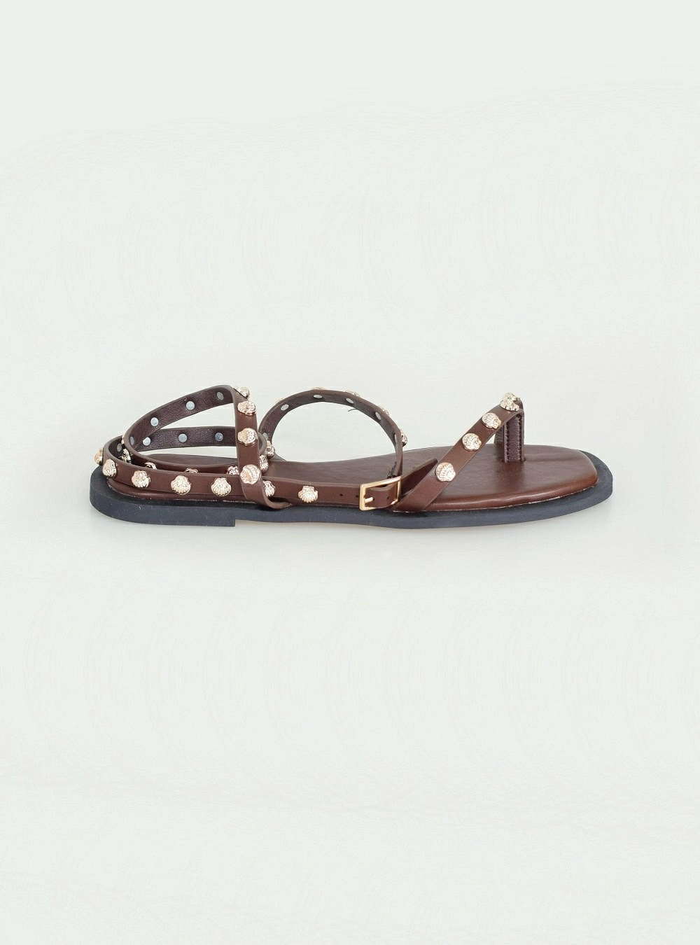 Sandalia plana conchas