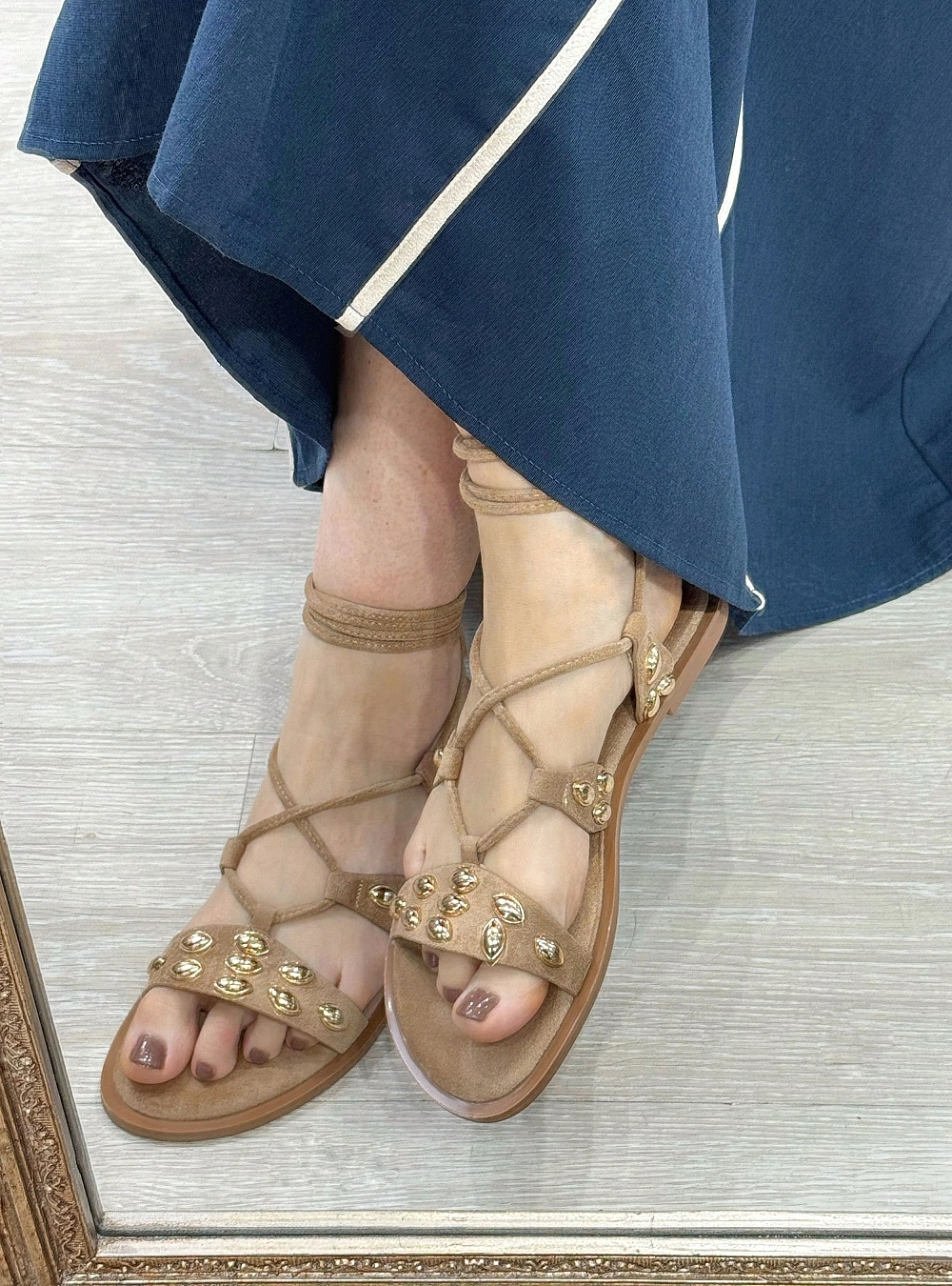 Sandalia plana tachas ovaladas