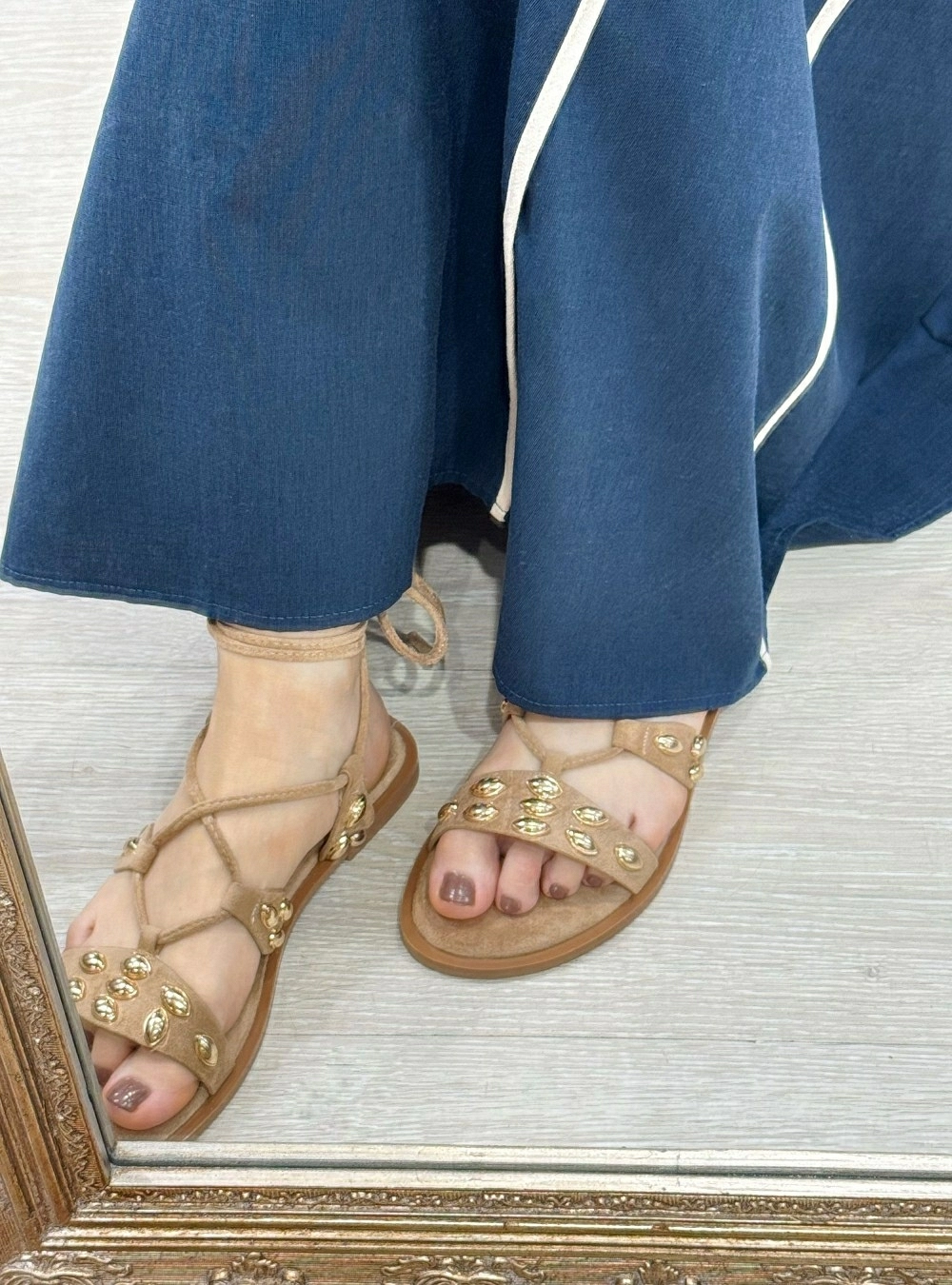 Sandalia plana tachas ovaladas