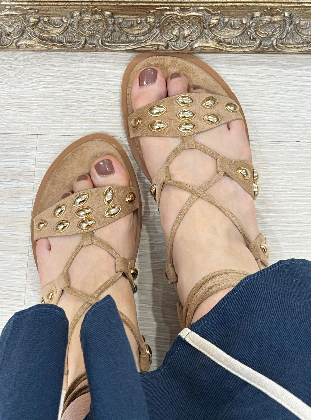Sandalia plana tachas ovaladas