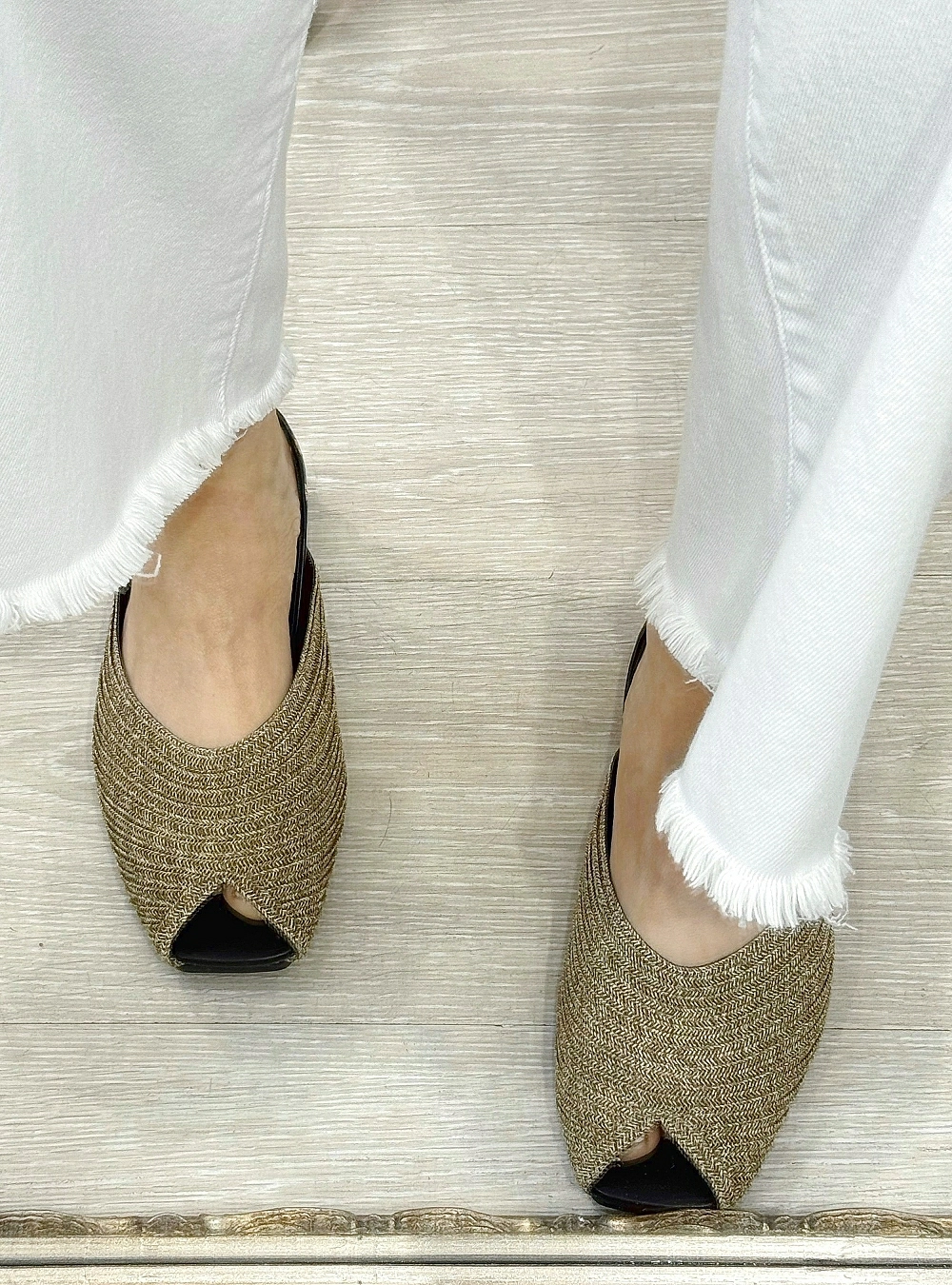 Sandalia plana tejido