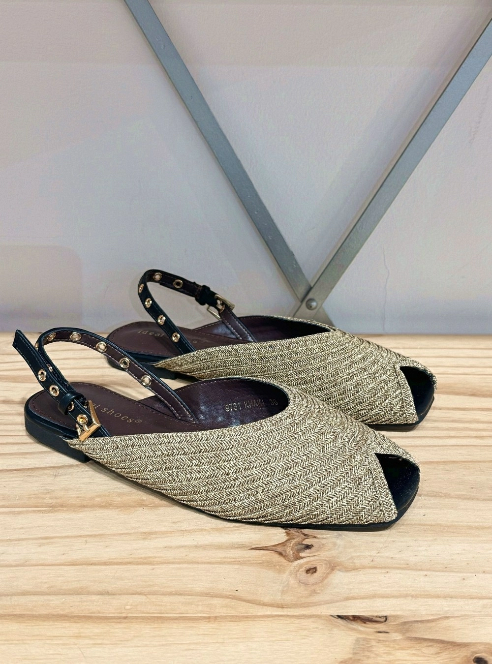 Sandalia plana tejido