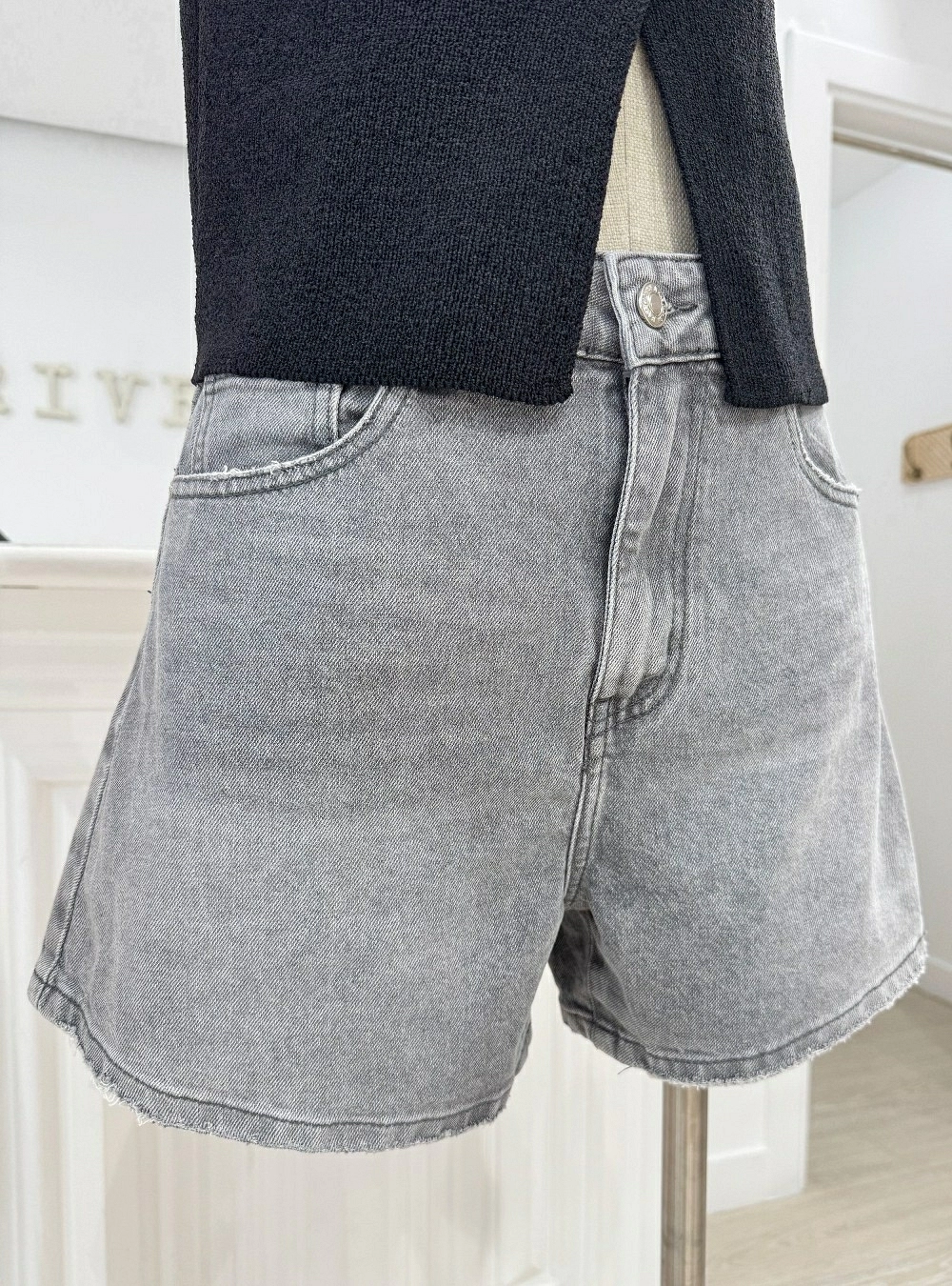 Short denim bajo deshilachado Short denim bajo deshilachado