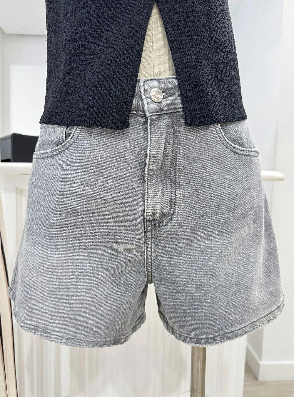 Short denim bajo deshilachado Short denim bajo deshilachado