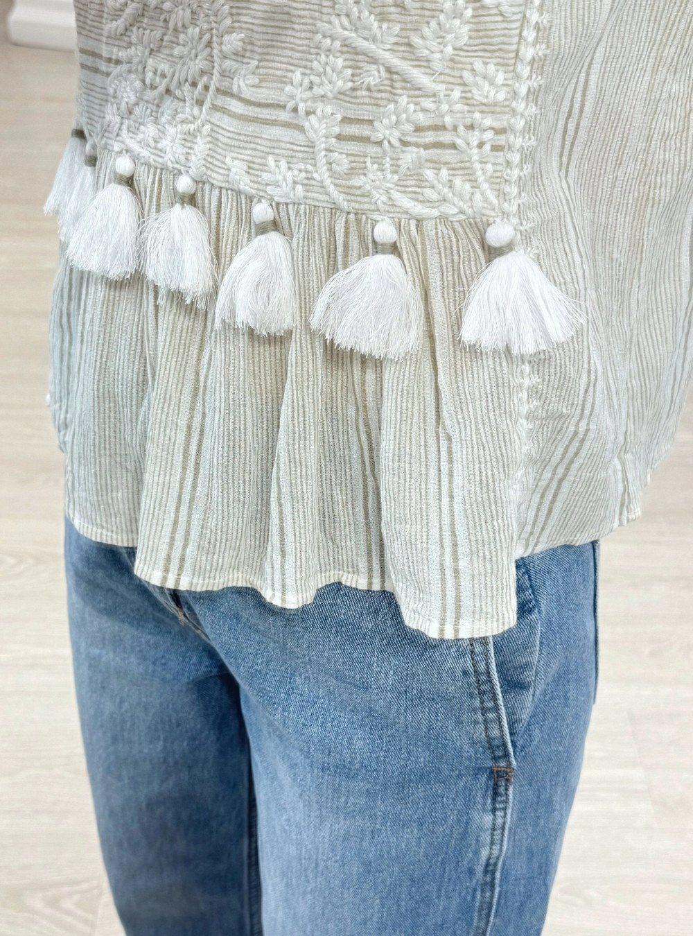 Top bordados y borlas Top bordados y borlas