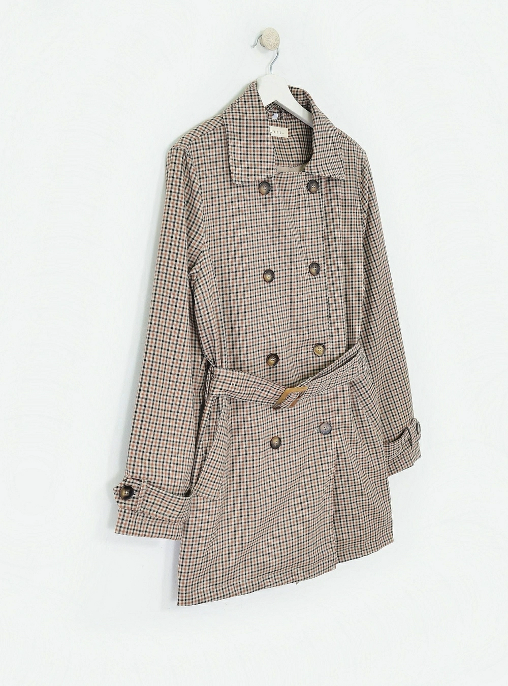 Trench medio cuadros