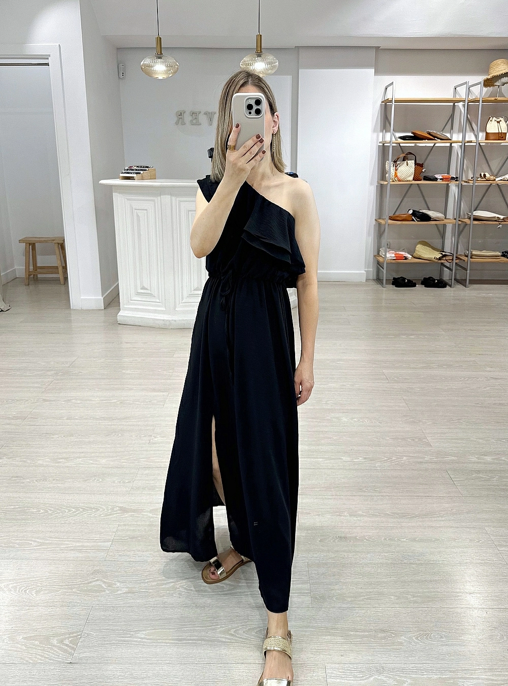 Vestido un hombro y volante