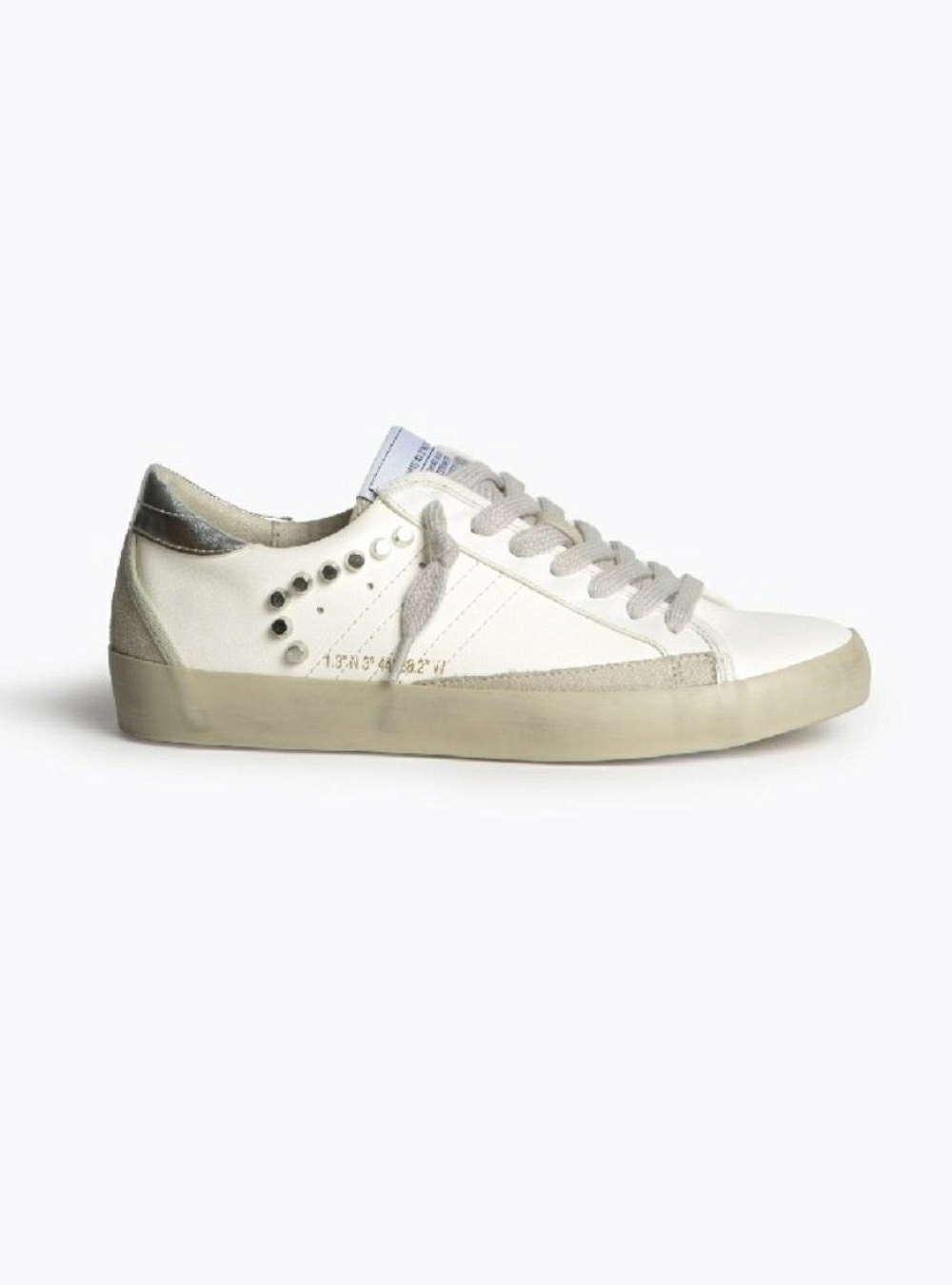 Zapatilla coordenadas y tachuelas