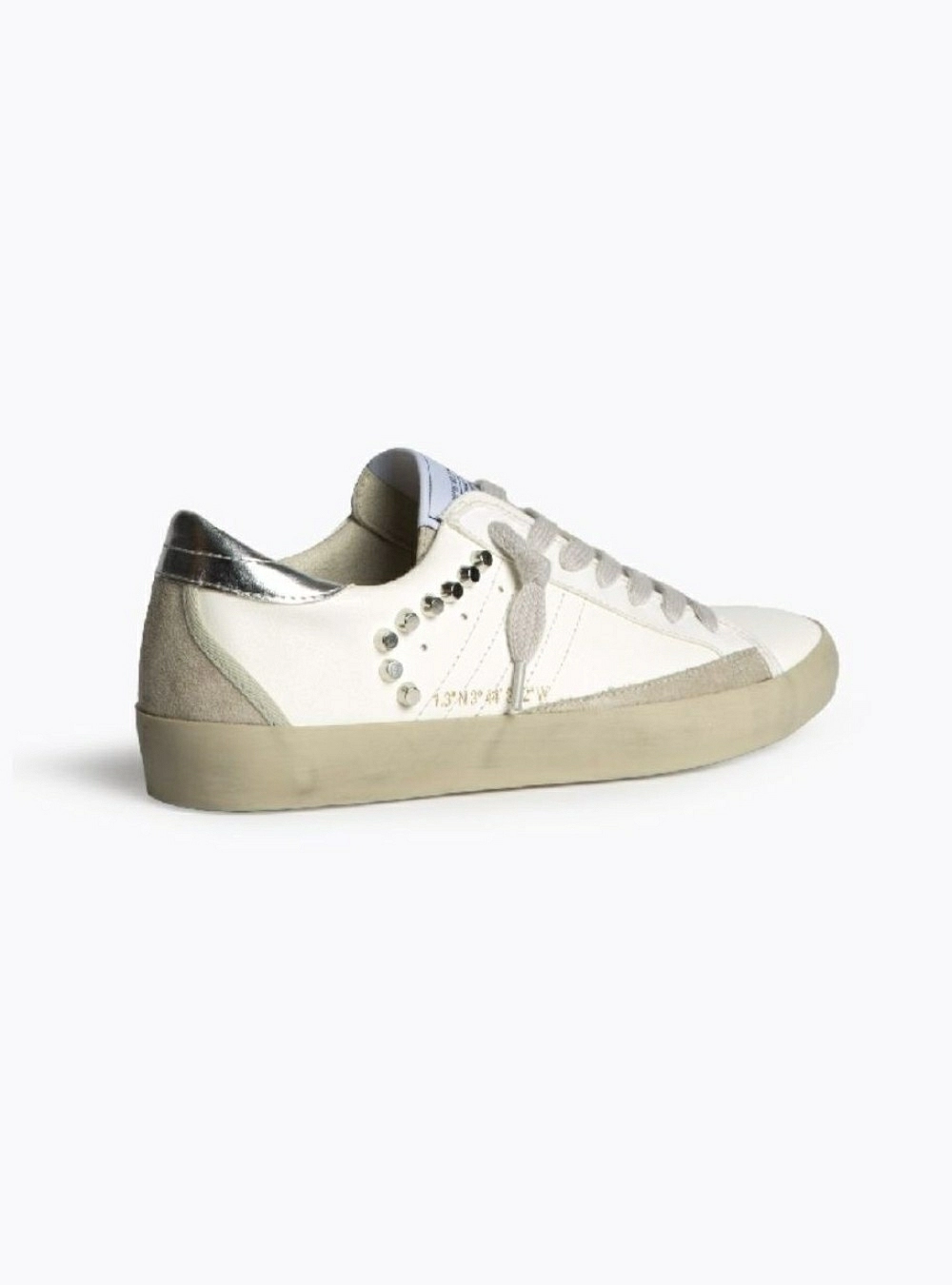 Zapatilla coordenadas y tachuelas