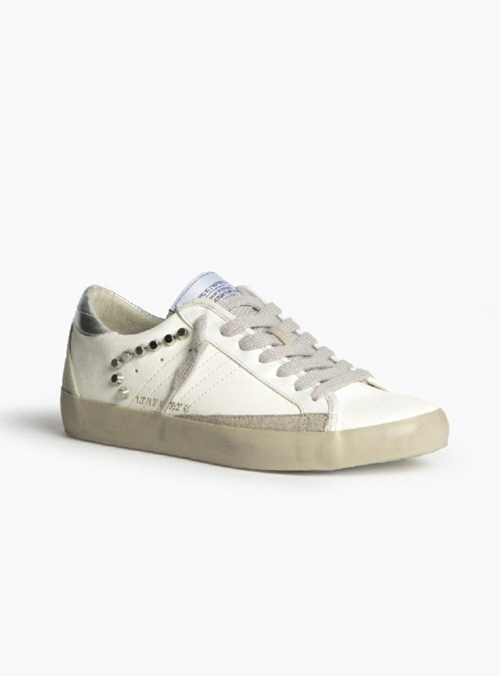 Zapatilla coordenadas y tachuelas