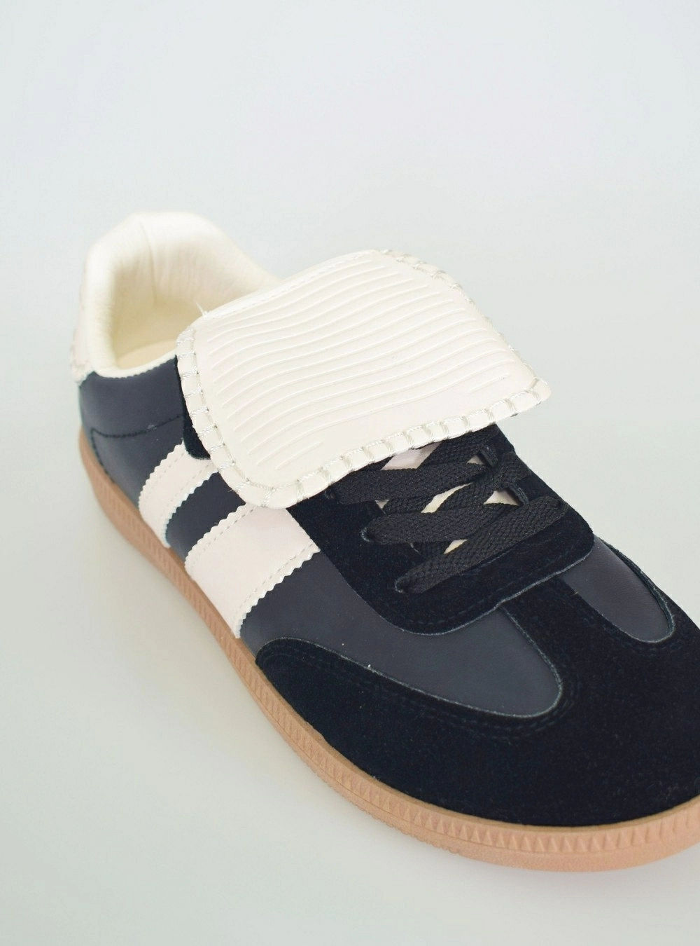 Zapatilla retro lengüeta